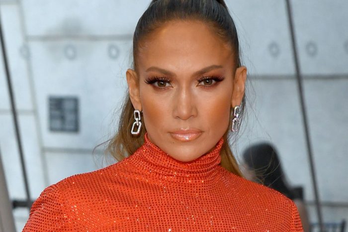 Jennifer Lopez shares makeup-free selfie, stuns everyone: 'Just beautiful'