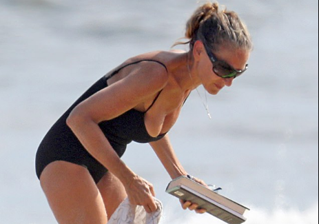 Sarah Jessica Parker Shows Off Her Stunning Figure In Her Favorite Black Swimsuit