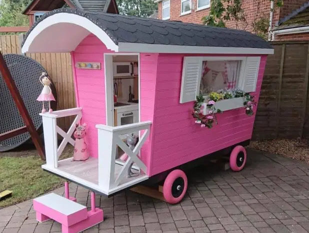Grandad Made Epic Pink Caravan For His Granddaughter