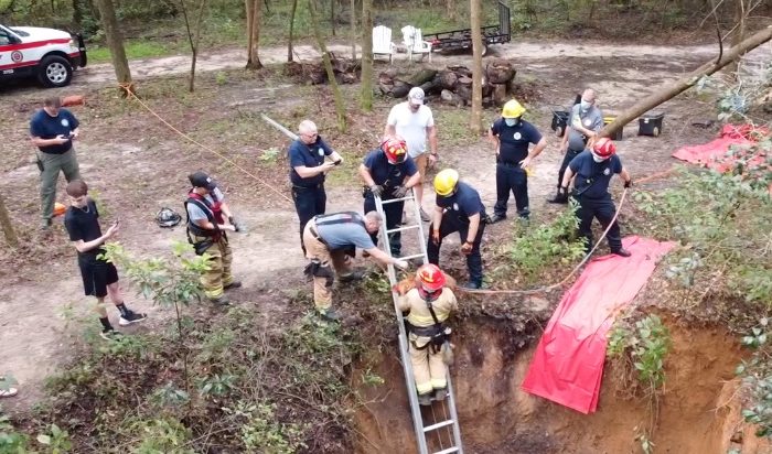 Rescuers Descend Into A 40-Feet-Deep Sinkhole to Save A Goldie